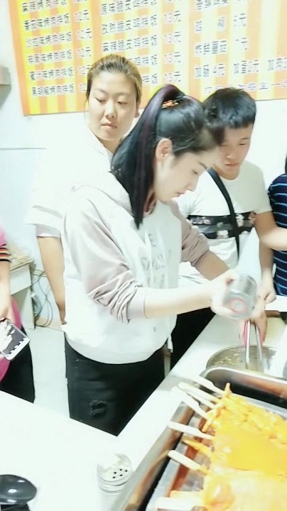 卖烤肉拌饭的美女老板娘,现场教学,那位小哥哥的眼睛都看直了