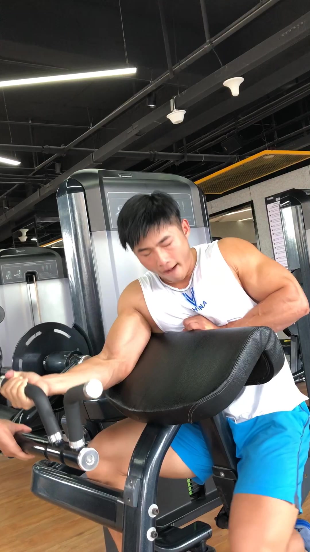肌肉秀:健身小哥日常手臂锻炼!这小表情好丰富啊!