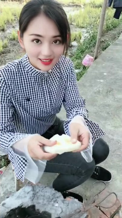 漂亮小姐姐烤糍粑,日子过得美滋滋!