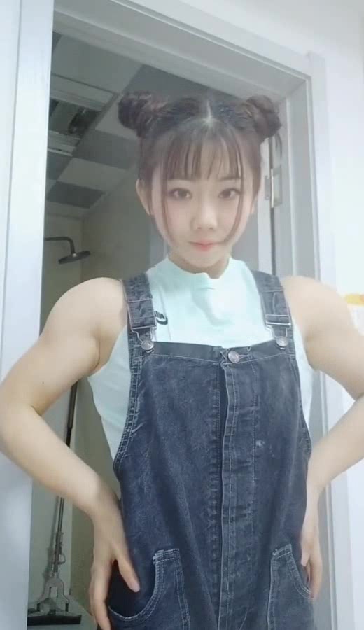 这个妹子火了,一身肌肉号称金刚芭比,这样的女朋友你敢要吗?