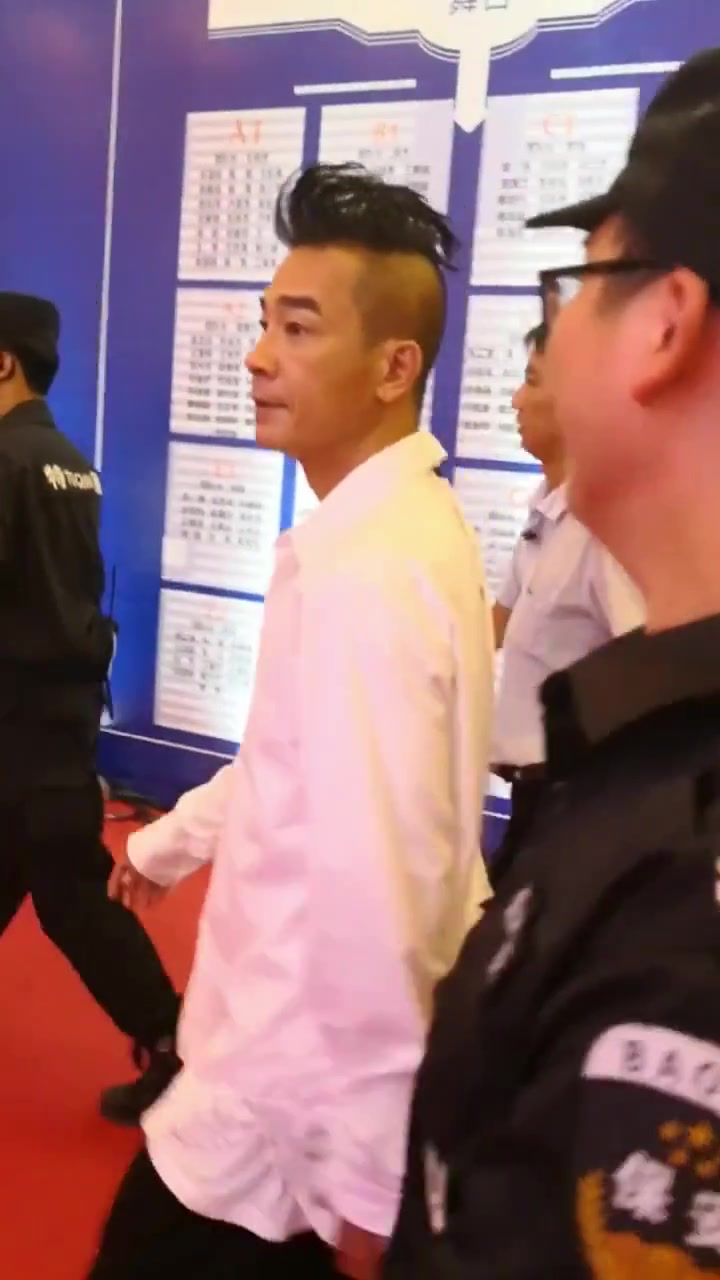偶遇陈小春,这发型好社会,有点像鸡冠头