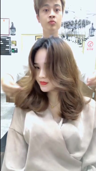 鹅蛋脸适合做什么发型?偏冷棕色中长卷发型,柔美温馨