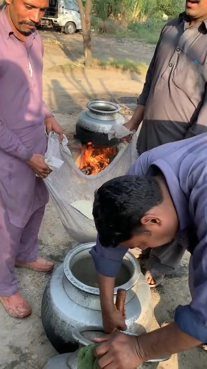 实拍巴基斯坦版的黄焖鸡米饭,网友:这是个万能的坛子