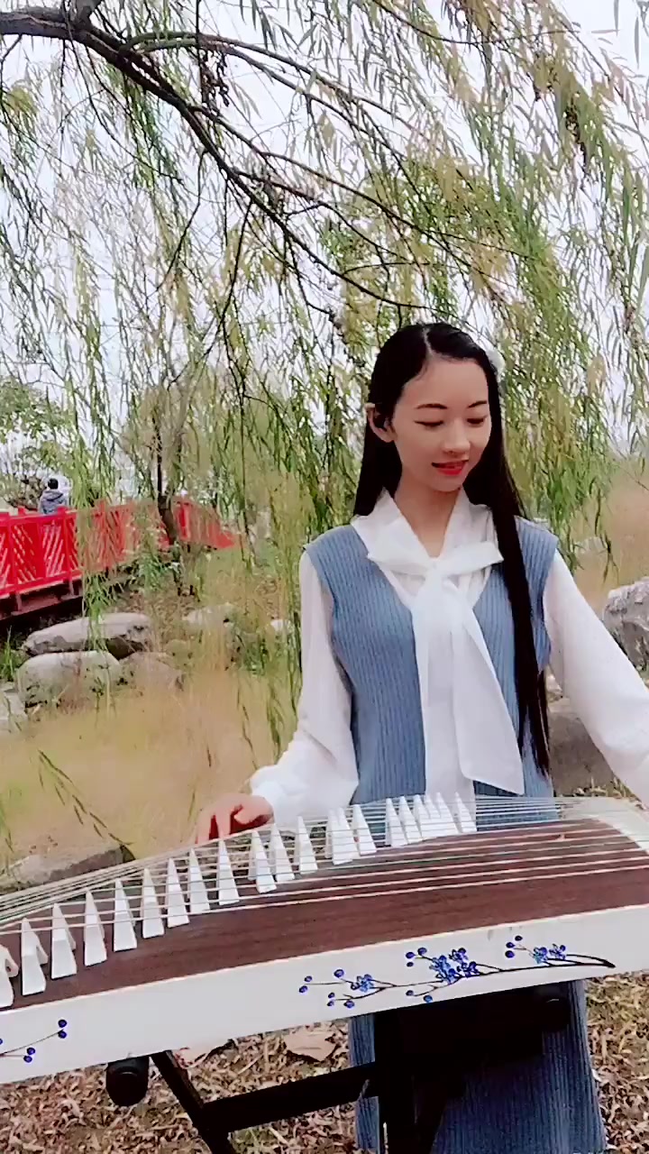 最近这视频火了,小姐姐古筝献奏《风筝误》,优美的旋律真动人!