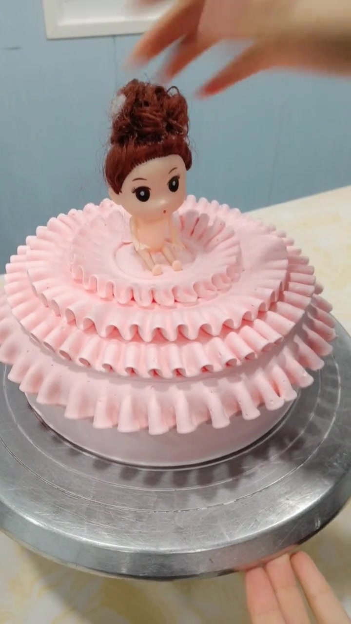 蛋糕师制作的粉色公主蛋糕,看着就很美味啊