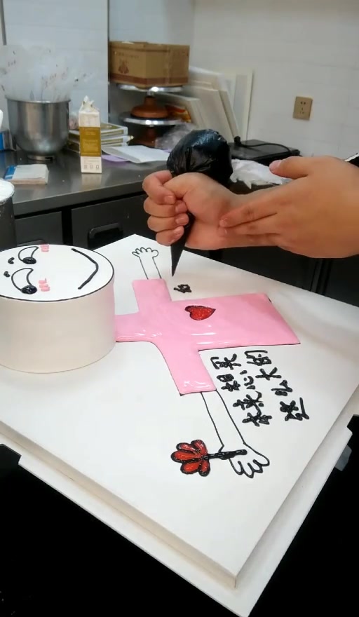 这蛋糕表情也太贱了吧!能想象得到打开的人会有多哭笑不得