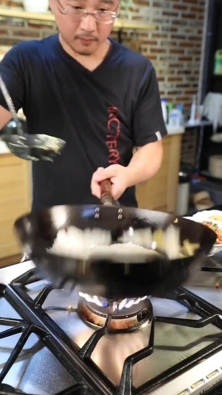 扬州炒饭:把成块的米饭压碎,倒入炒好的虾仁配料等,不断翻炒!