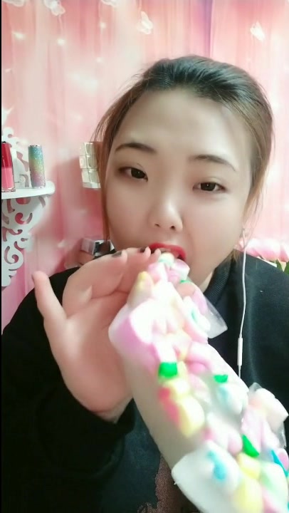 小姐姐自制棉花鱼冰,冰脆脆的超过瘾,网友:我也想尝尝!