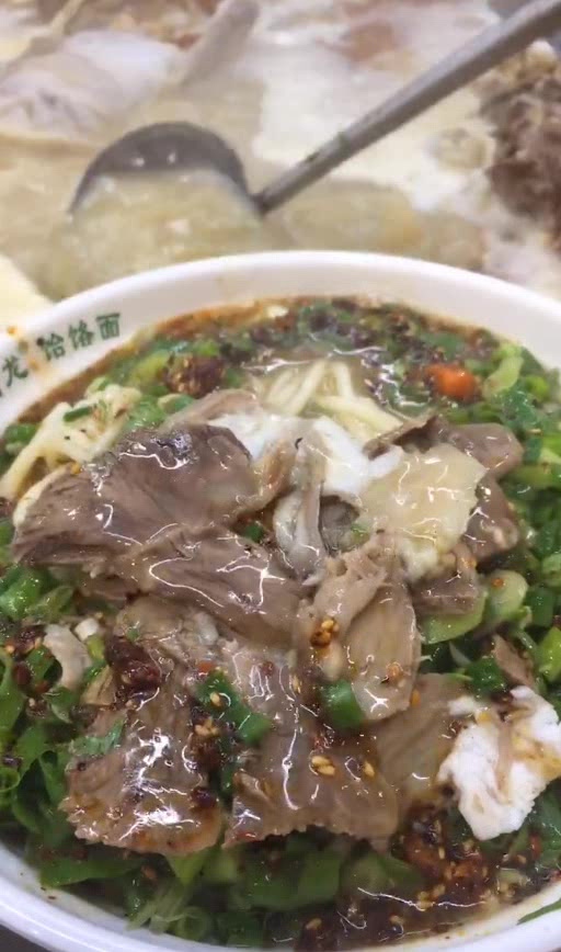 这家牛肉面这么好吃,秘密全在最后的一勺汤,不说了我要去排队了
