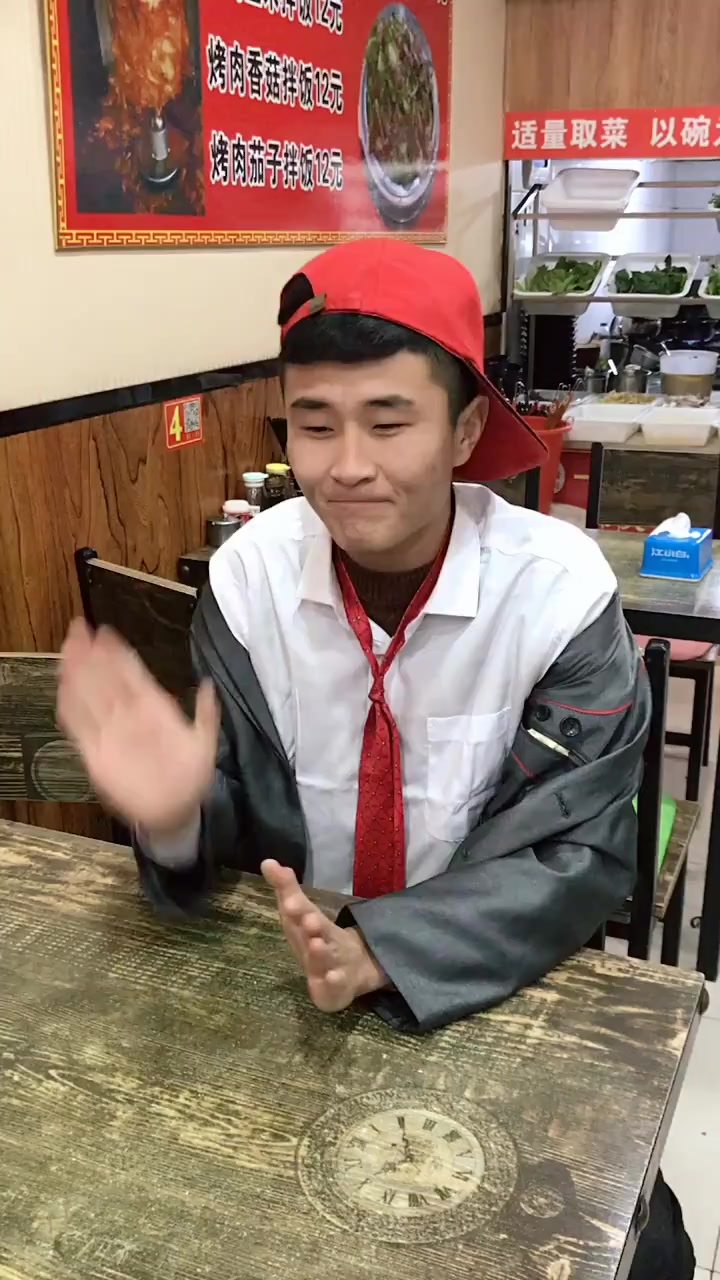 小伙来饭店吃饭,却说出这么奇葩的菜名,也是没谁了