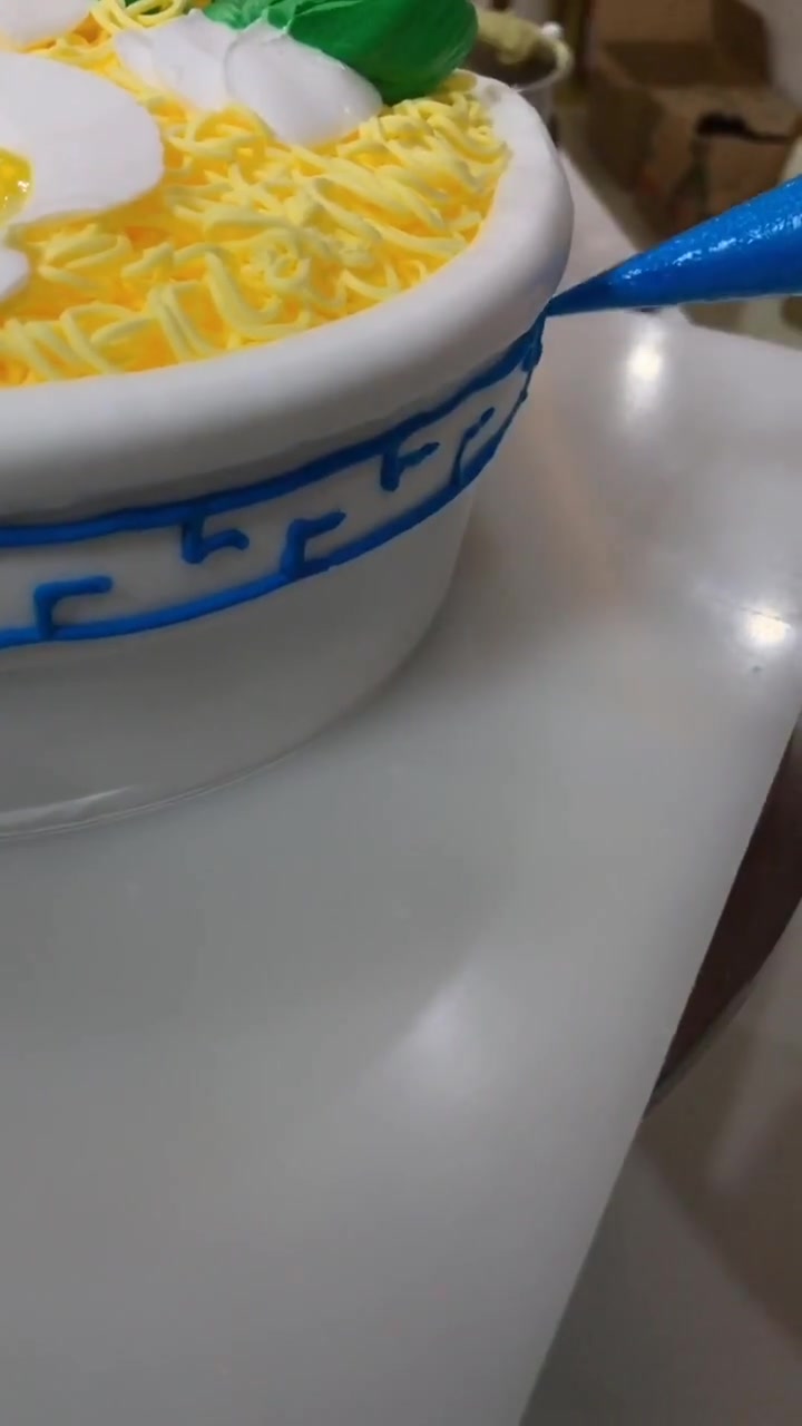 牛人制作的泡面蛋糕,看起来好逼真呀,我都舍不得吃了