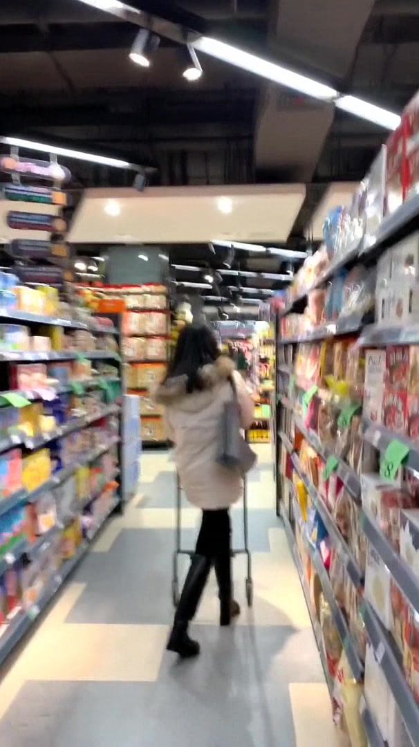 这是我女朋友,在一起五年了,逛超市就没正常过!