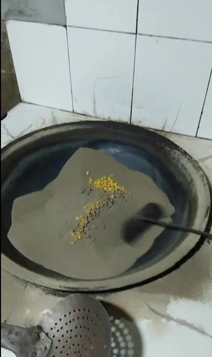 细土炒玉米,农村人经常这样炒着吃,现在很少有人做了!