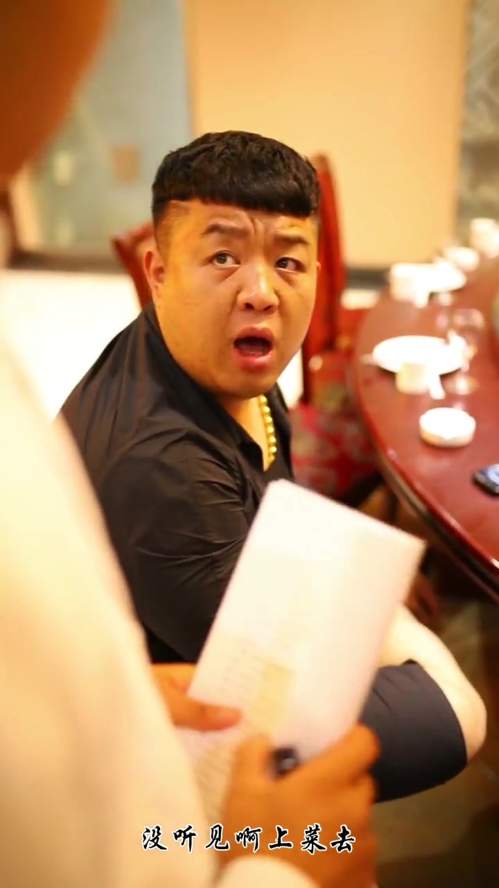小伙有钱了和兄弟去高级饭店吃饭,没想到小伙竟出手如此阔绰