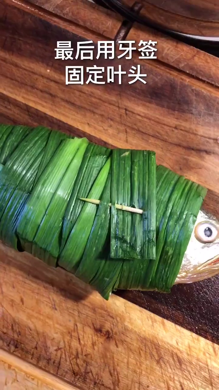 蒜香蒸鱼的家常做法,肉质鲜嫩而不腥,用来招待客人有面子
