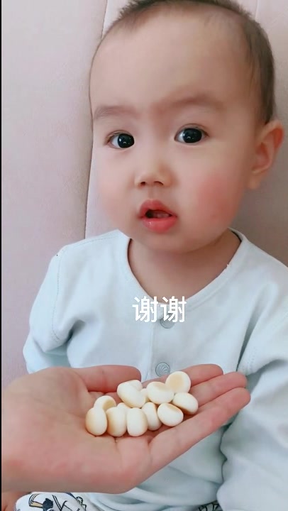 为了吃上小馒头,熊孩子这表情包没谁了,网友:后生可畏啊