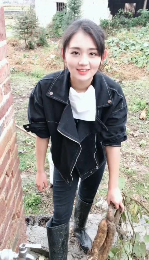 农村姑娘刚刚挖的葛根,笑起来都能看见虎牙 朴实又漂亮