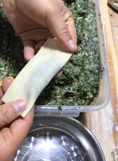 快速包馄饨的方法,照着这样包好看又好吃,皮薄馅大速度快