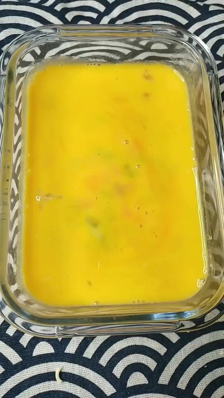 这款蛋饼的做法很奇特,配上火腿、胡萝卜和黄瓜,营养又美味