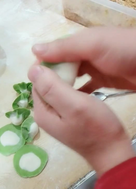 用简单手法包出不露馅的饺子,两手一捏几秒一个,冬至记得吃饺子
