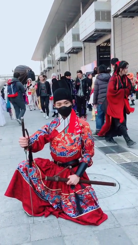 “鱼服绣春刀,鲜衣怒马操京师语”,这起码应该是千户大人了
