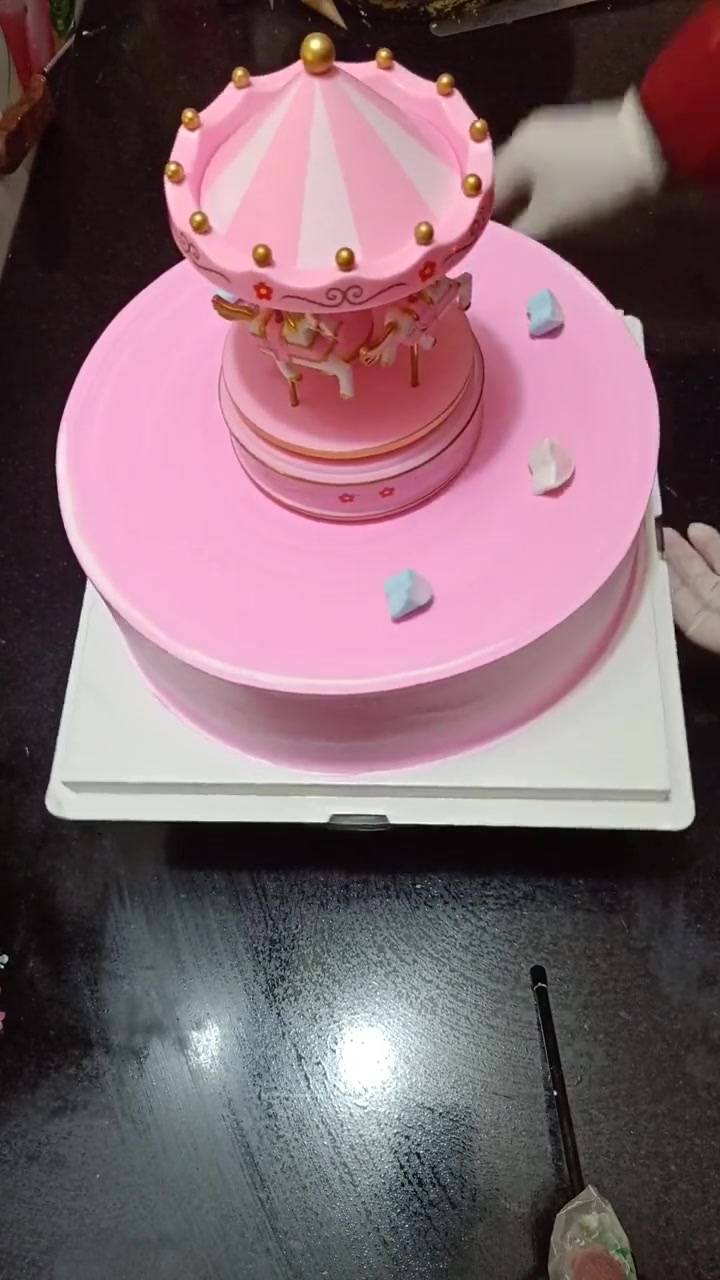 原来旋转木马蛋糕是这样做出来的,真的好漂亮啊