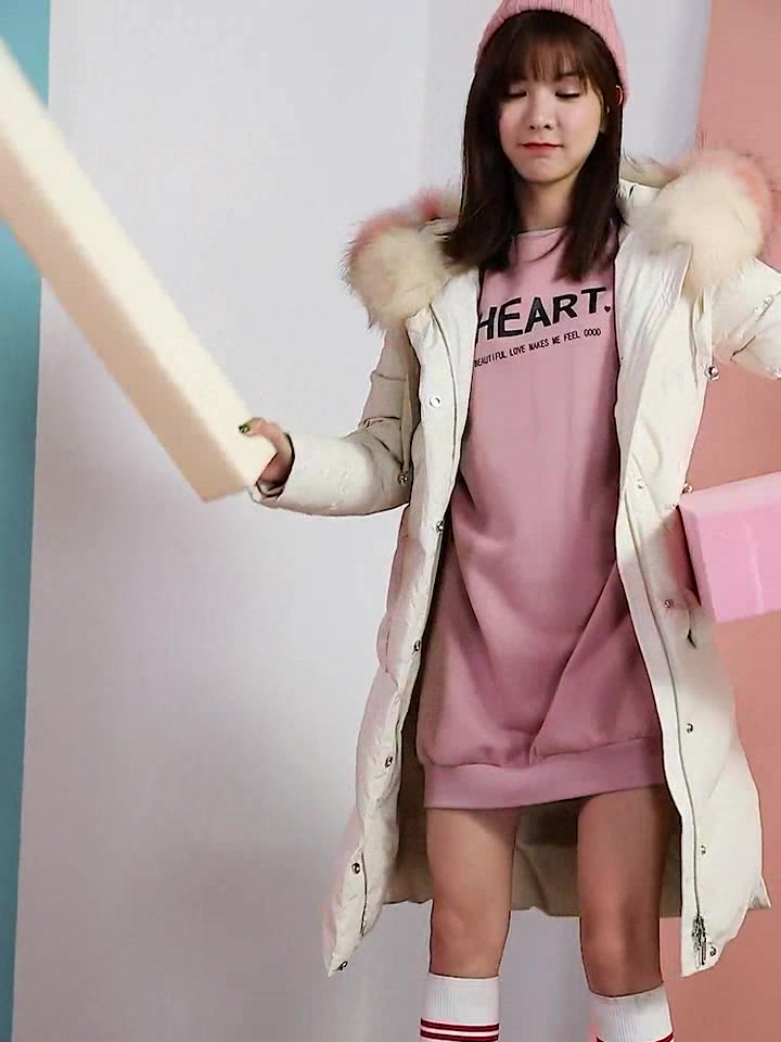 小姐姐这样穿好美,韩版面包服搭配连体毛衣,保暖时尚尽显女人味