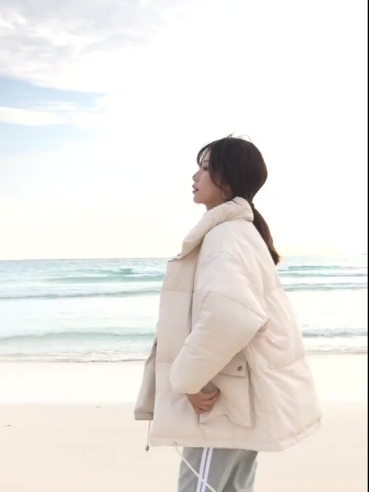 海边小姐姐亮了,韩版宽松面包服搭配休闲裤,简洁时尚!