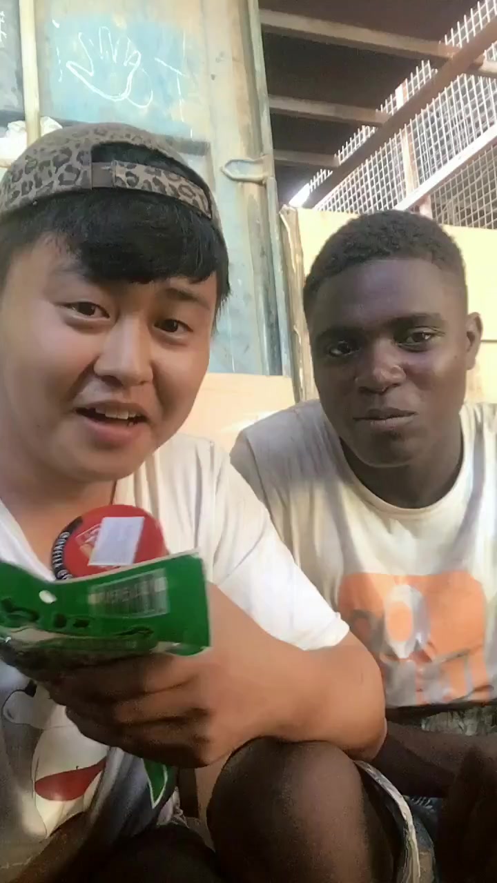 中国小哥和黑人二嘎又吃泡椒凤爪,二嘎表情亮了!一句二嘎子暖心