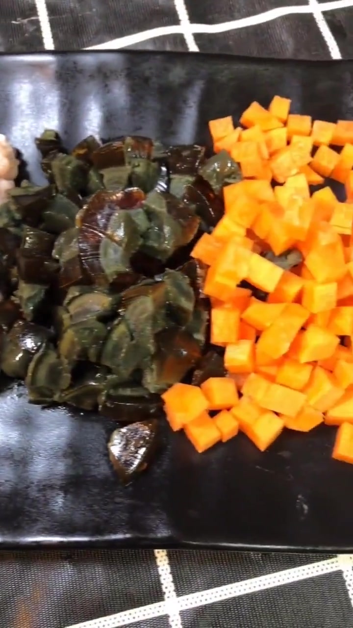 爱喝皮蛋瘦肉粥不会做,皮蛋配瘦肉做出来的粥完美漂亮,嘎嘎香!