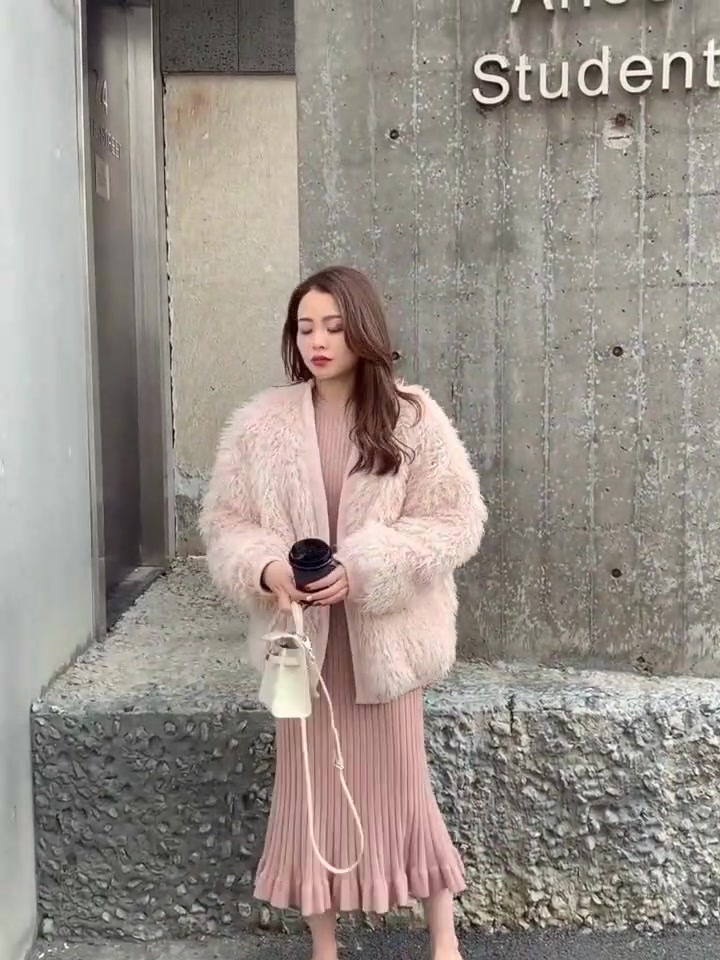冬季女神穿搭,针织鱼尾连衣裙加毛绒外套,气质不凡!