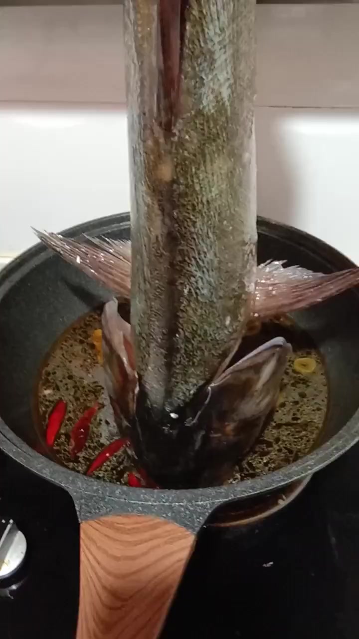 教你做一道简单的酱焖鲢鱼头,特别好吃,鲜香无比!