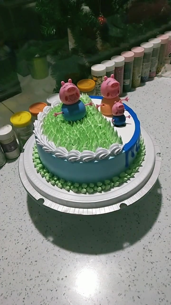 裱花蛋糕来了,小猪佩奇造型好可爱,送给孩子不错噢
