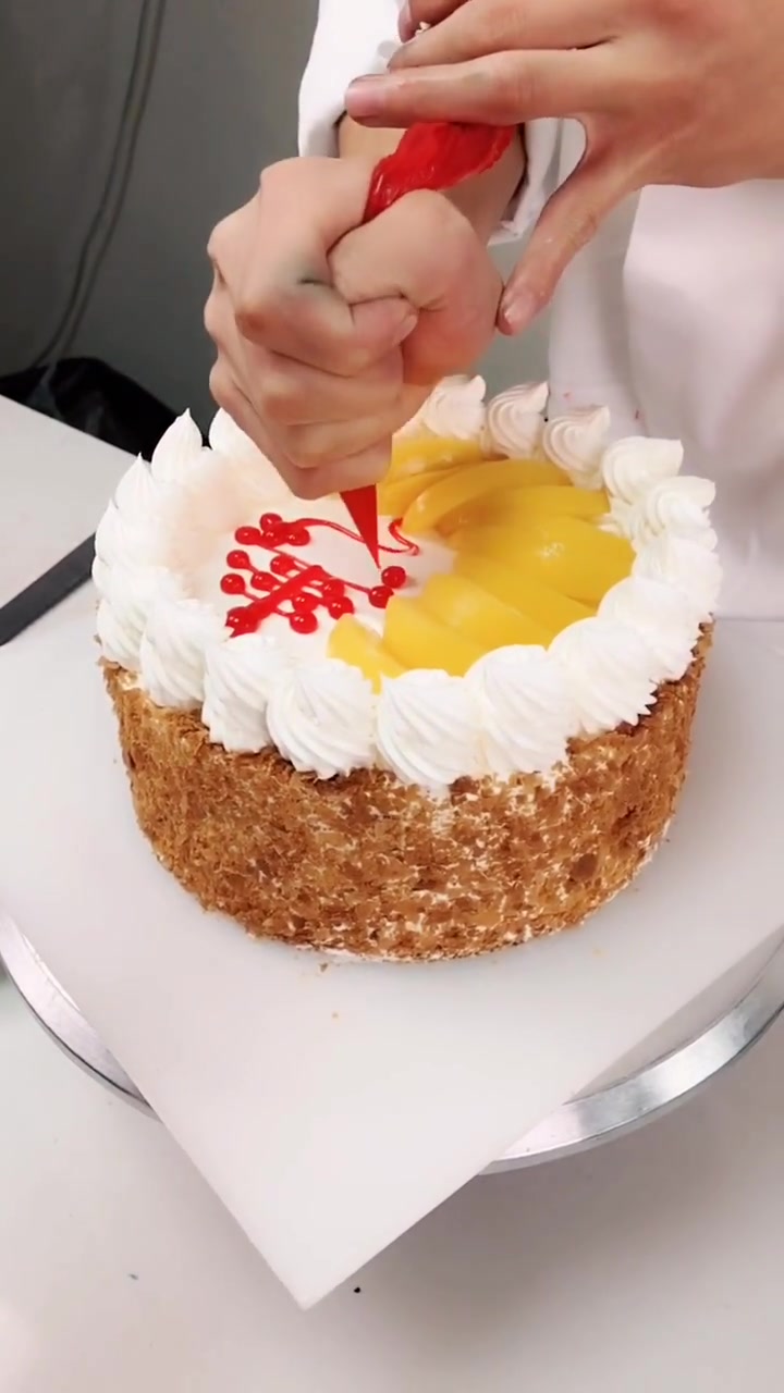 蛋糕师不仅要会裱花,还需写一手好字,你说是不是?
