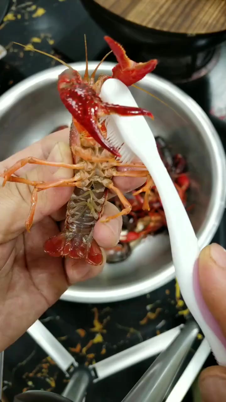 酒焖小龙虾的家常做法,家里来客人的下酒菜,这样做你能吃多少!