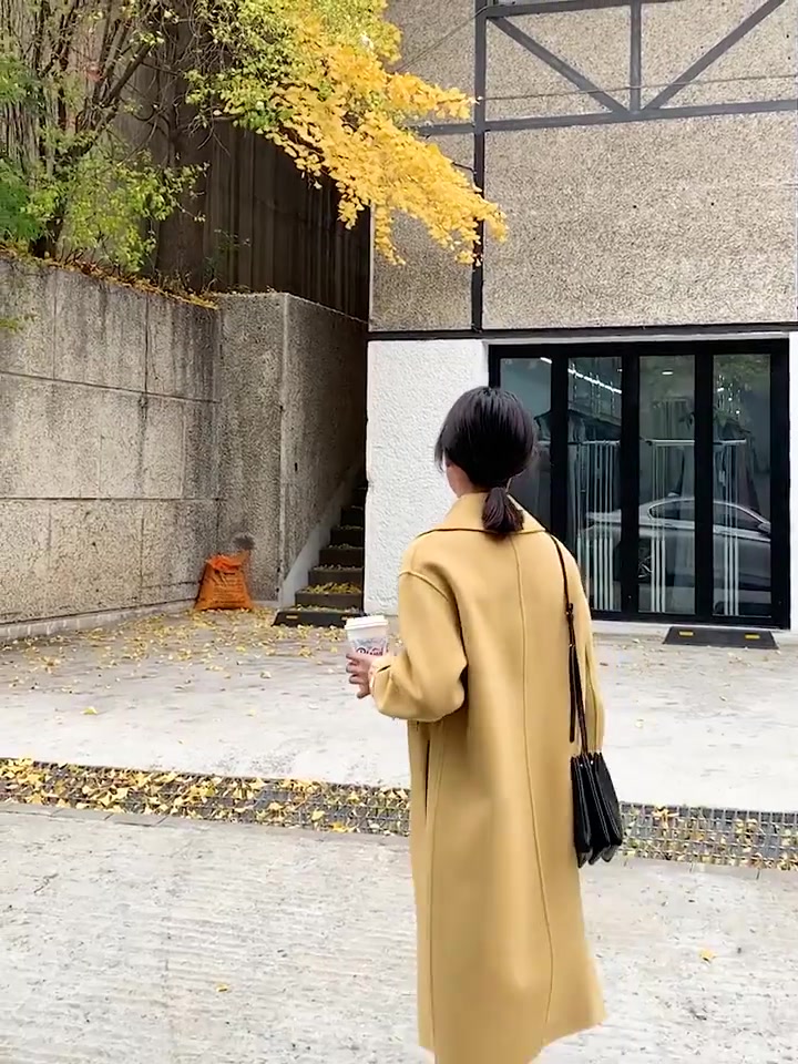黄色长款大衣搭配黑色休闲裤,这样穿出轻熟风,优雅又迷人!