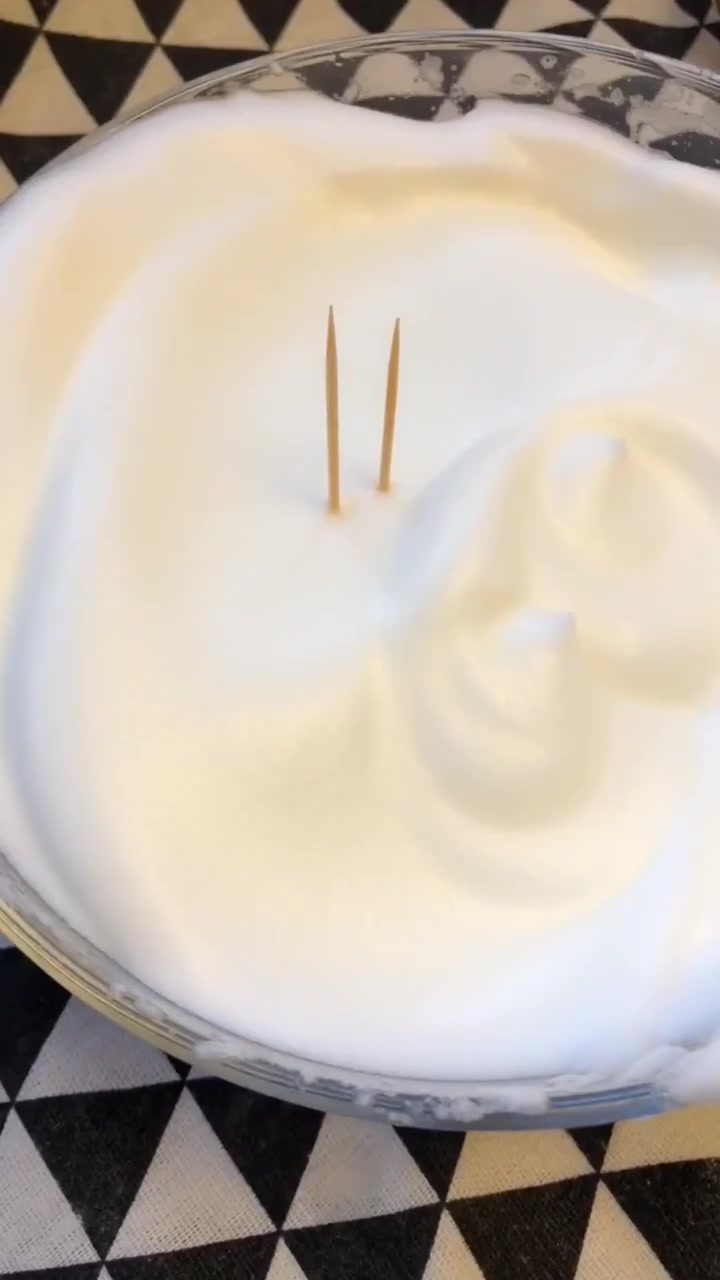 水润润的电饭锅蛋糕,口感软烂鲜嫩,老人孩子都适合吃