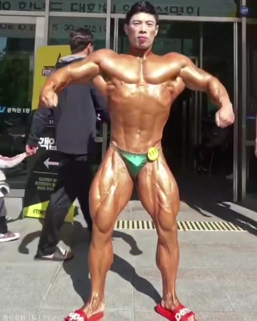 韩国欧巴健美比赛前展示肌肉