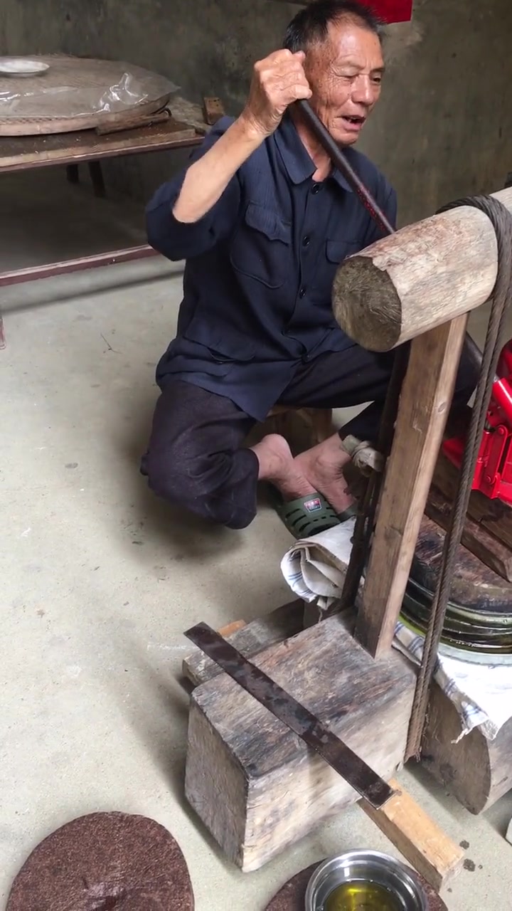 我们农村人买不起金龙鱼,买不起鲁花,都吃自己榨出来的茶油