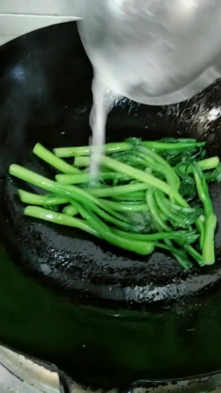 双菇扒菜心教程,教你在家这样做,带你一点一点学厨艺!