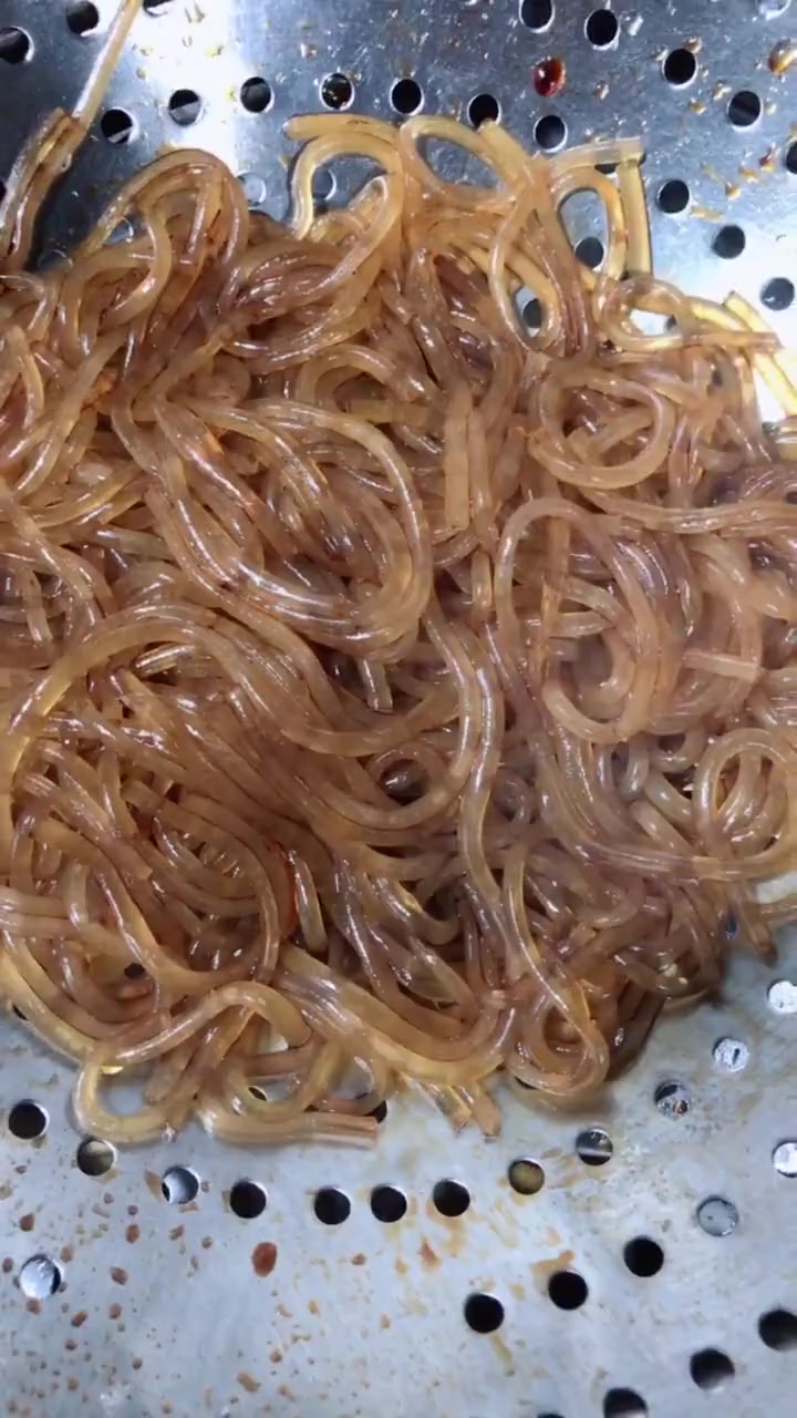 教你一道家常版的小炒笨豆芽,简单又好吃,当下饭菜能吃好几碗!