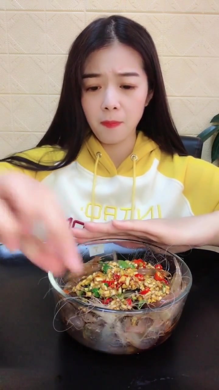 小姐姐在家做生呛小白虾,还是活的呢