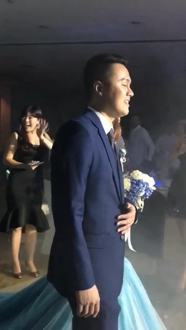 这个新娘的婚纱火了,美人鱼的设计精致又特别,是嫁给了爱情!
