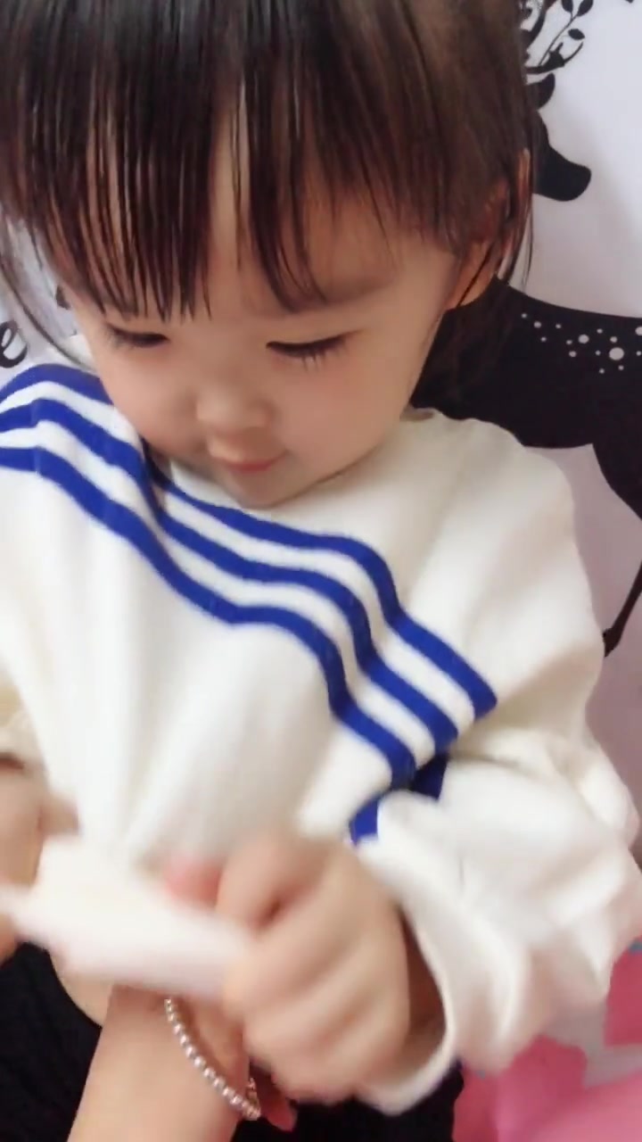 妈妈的手指甲裂开了,小伊伊的做法非常暖心,网友:有女儿真好