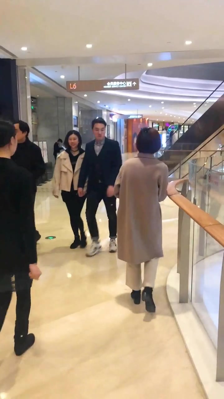 小姐姐点了一桶奶茶,路人都看懵了,网友:实力不允许你低调
