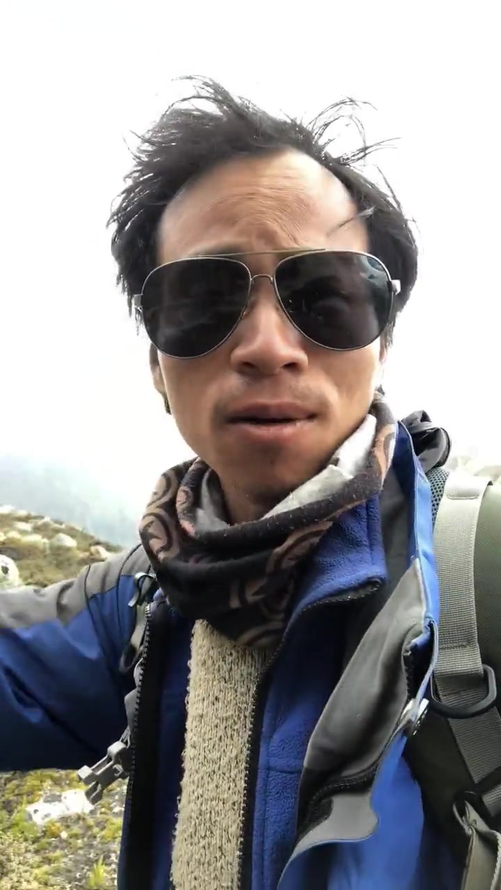 今天来到了冬虫夏草的生长地,海拔5000多米,旁边就是大雪山!