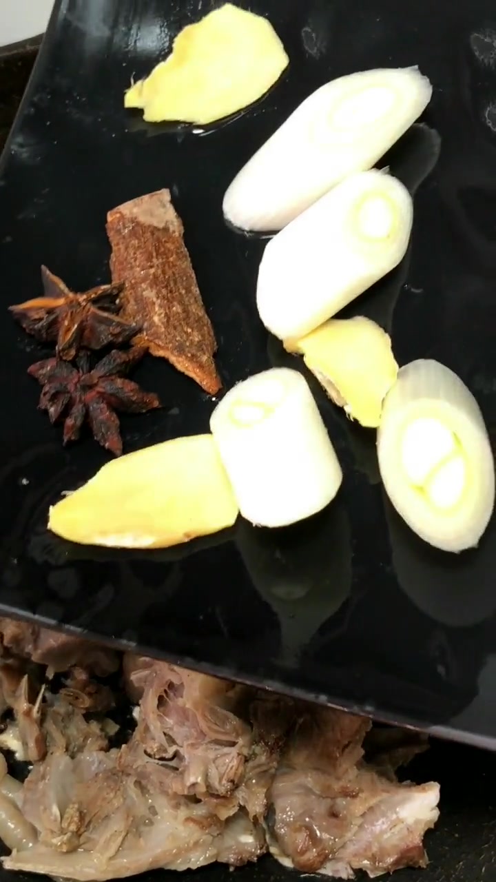 鹅肉这么做才好吃,加上土豆放在锅里这样炖,看着就有食欲!
