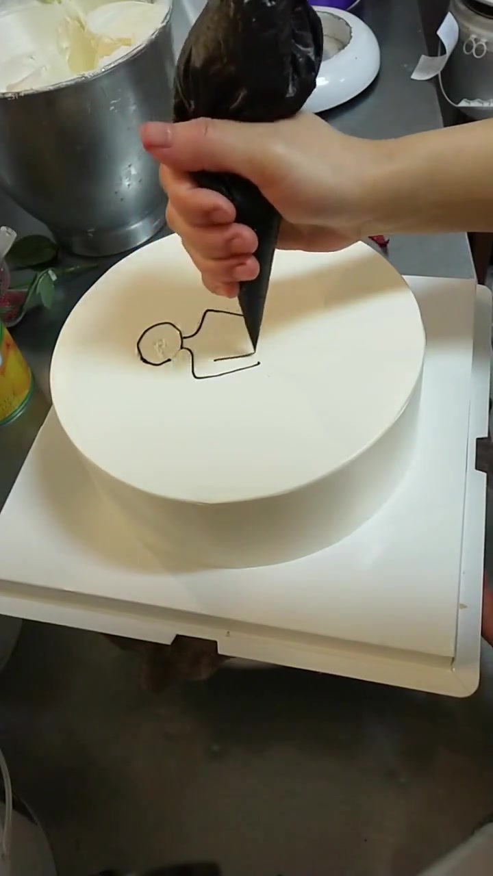 蛋糕师不仅要会做蛋糕,还要会手绘啊,这个背影厉害了