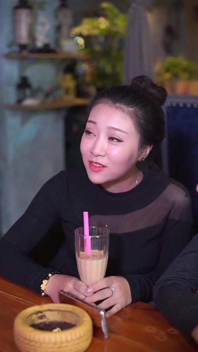 美女和男朋友喝奶茶,没想到遇见了前任,下一幕做法太感动了!