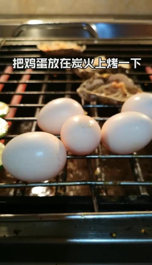 第一次见拿吸管来喝鸡蛋,网友:看最后的表情就什么都知道了